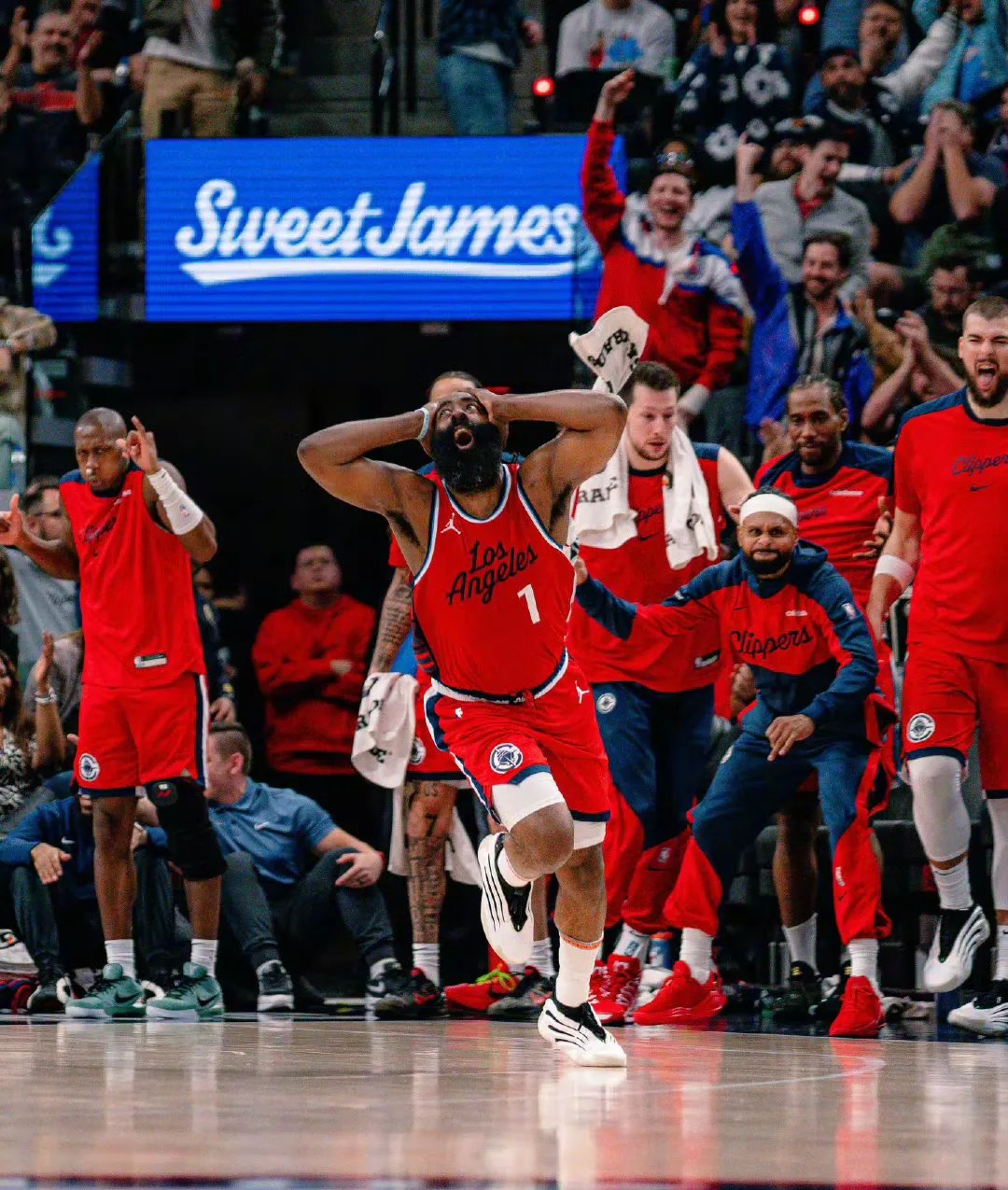 官方网站-洛杉矶快船训练开放日，赛前回应争议引欢呼，欧篮联在即，心理建设被强调(中国第一个牺牲的宇航员是谁)