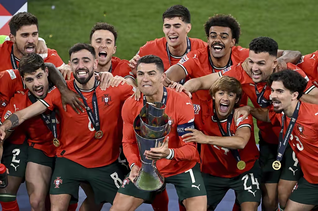 集结日葡萄牙体育备战全明星赛,远射贴柱细节曝光,更衣室稳定,细节决定成败(全明星接球排队) 集结日葡萄牙体育备战全明星赛,远射贴柱细节曝光,更衣室稳定,细节决定成败(全明星接球排队)