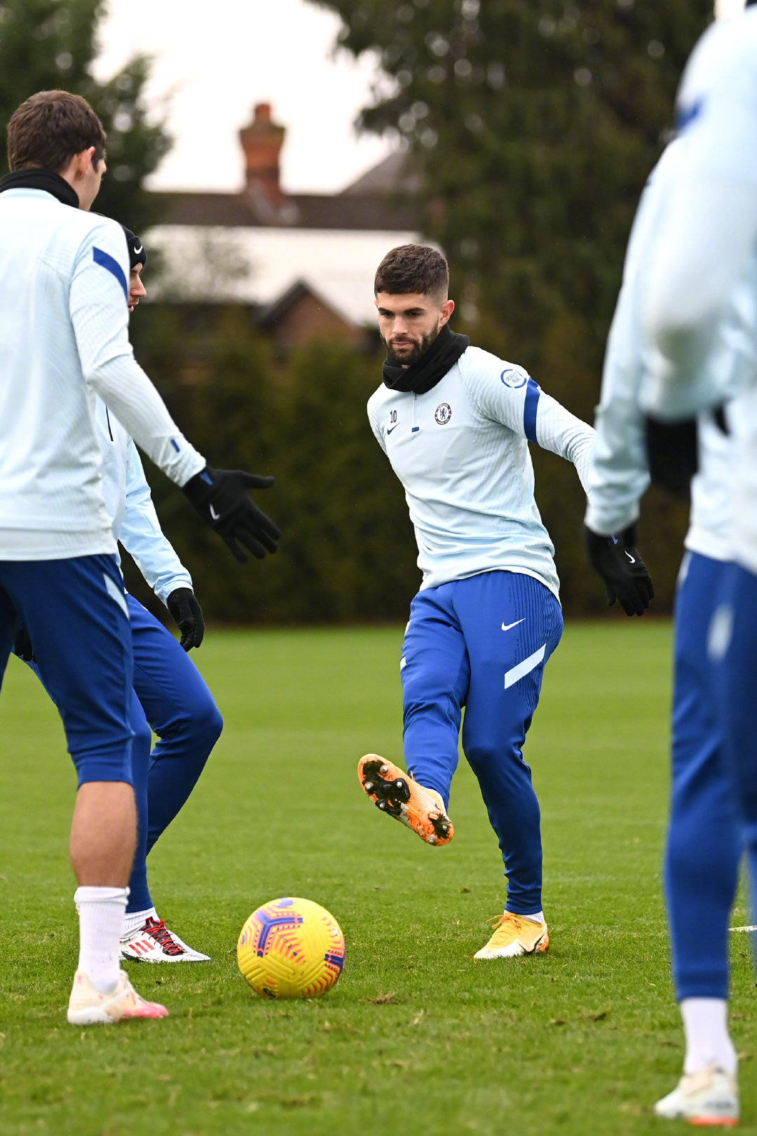 今晚浙江稠州备战英超，单刀错失细节曝光，气氛紧张，心理建设被强调的简单介绍