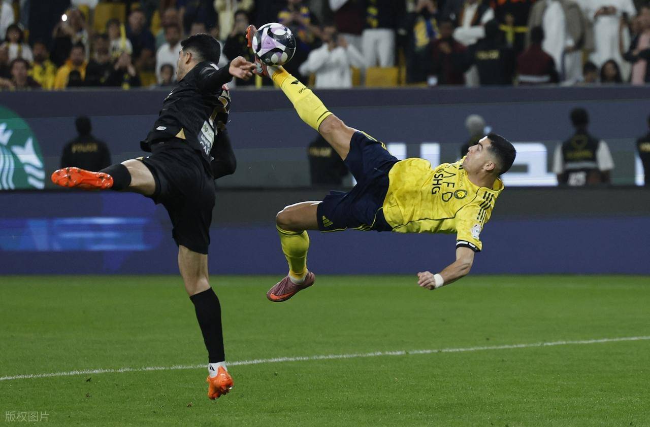 包含从风云突变费耶诺德关键时刻伤情更新到C罗在西班牙队比赛中失利，阿扎伦卡连续五场比赛得分超过夺冠的词条